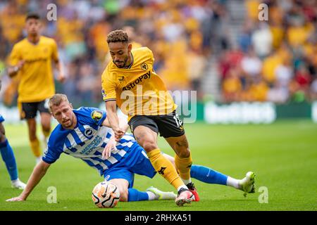 Matheus Cunha dei Wolves e Adam Webster di Brighton durante la partita di Premier League tra Wolverhampton Wanderers e Brighton e Hove Albion a Molineux, Wolverhampton sabato 19 agosto 2023. (Foto: Gustavo Pantano | mi News) crediti: MI News & Sport /Alamy Live News Foto Stock