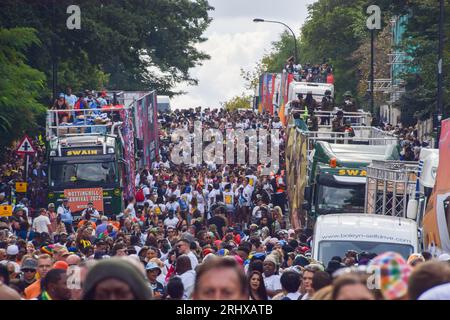 Londra, Regno Unito. 28 agosto 2022. Il giorno di apertura arriva un'enorme folla mentre il Carnevale di Notting Hill ritorna dopo un'assenza di due anni. Foto Stock