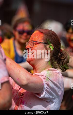 Belfast, Regno Unito. 19 agosto 2023. La parata del Carnevale di Mela è partita da Writer's Square, Belfast, con 1000 partecipanti che rappresentano più di 20 diversi gruppi culturali nei loro costumi tradizionali. Il Mela celebra la diversità culturale dell'Irlanda del Nord. Crediti: Bonzo/Alamy Live News Foto Stock