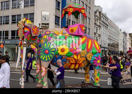 Belfast, Regno Unito. 19 agosto 2023. La parata del Carnevale di Mela è partita da Writer's Square, Belfast, con 1000 partecipanti che rappresentano più di 20 diversi gruppi culturali nei loro costumi tradizionali. Il Mela celebra la diversità culturale dell'Irlanda del Nord. Crediti: Bonzo/Alamy Live News Foto Stock