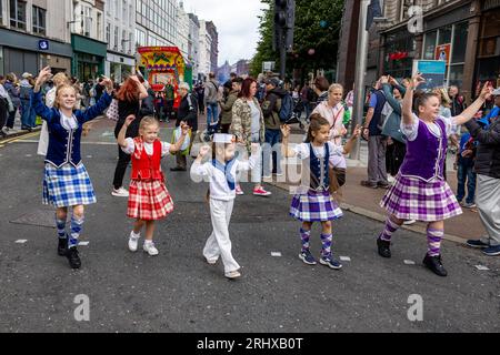 Belfast, Regno Unito. 19 agosto 2023. La parata del Carnevale di Mela è partita da Writer's Square, Belfast, con 1000 partecipanti che rappresentano più di 20 diversi gruppi culturali nei loro costumi tradizionali. Il Mela celebra la diversità culturale dell'Irlanda del Nord. Crediti: Bonzo/Alamy Live News Foto Stock