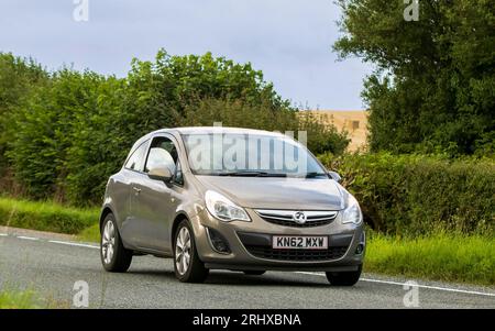 Woburn, Beds, UK - 19 agosto 2023: 2012 auto Vauxhall corsa che viaggia su una strada di campagna inglese. Foto Stock