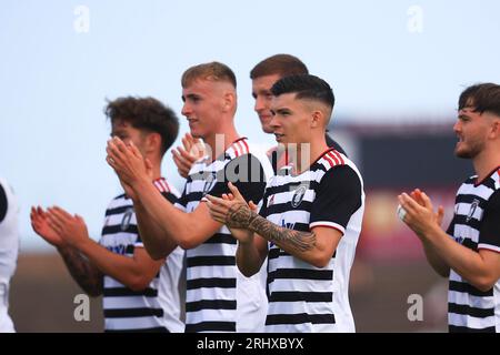 Gayfield, Arbroath, Regno Unito. 19 agosto 2023. Scottish Championship Football, Arbroath contro Queens Park; i giocatori del Queens Park applaudono i tifosi alla fine della partita credito: Action Plus Sports/Alamy Live News Foto Stock