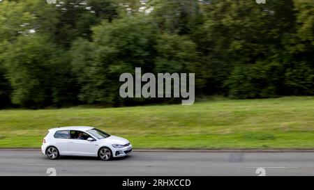 Milton Keynes, Regno Unito - 16 agosto 2023: 2018 auto bianca Volkswagen Golf GTI che viaggia su una strada inglese Foto Stock