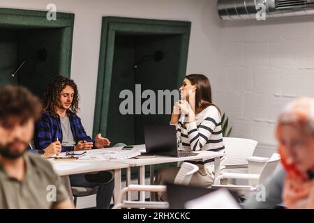 Due colleghi che discutono di lavorare insieme in ufficio Foto Stock