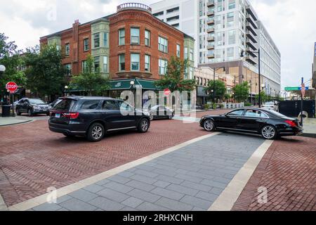 Conflitto di traffico in corrispondenza di uno stop a quattro vie. Oak Park, Illinois. Foto Stock