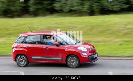 Milton Keynes, Regno Unito - 16 agosto 2023: 2017 auto Fiat 500L rossa che viaggia su una strada inglese Foto Stock