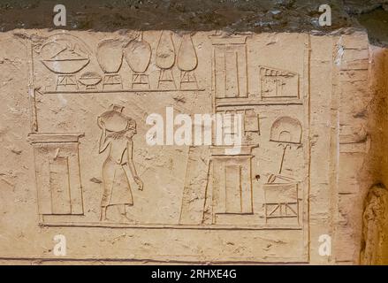 Egitto, Saqqara, tomba di Horemheb, parte settentrionale della parete orientale del cortile interno, casa di Horemheb. Foto Stock