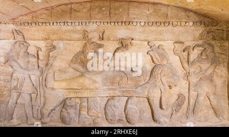 Necropoli di Kom el Shogafa, tomba principale, sala principale, nicchia centrale, scena centrale: Anubi imbalsama il defunto, con divinità di Thot e Horus. Foto Stock