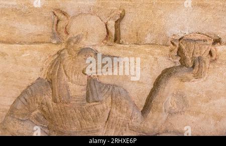 Necropoli di Kom el Shogafa, tomba principale, sala principale, nicchia centrale, scena centrale: Anubi imbalsamazione del defunto. Foto Stock