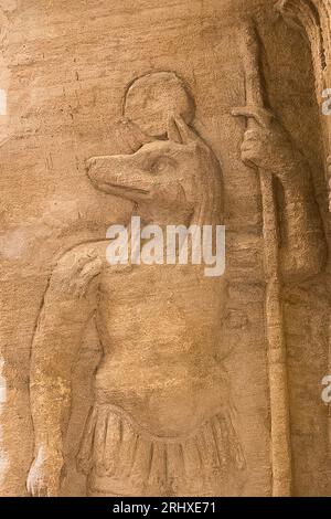 Necropoli di Kom el Shogafa, tomba principale, sala principale: Anubi vestito da soldato romano. Foto Stock