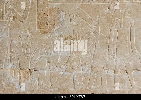 Egitto, Saqqara, tomba di Ankhmahor, processione funebre, donne in lutto. Alcuni sono caduti e sono aiutati da altri. Foto Stock