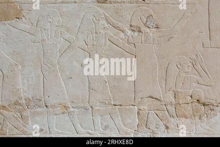 Egitto, Saqqara, tomba di Ankhmahor, processione funebre, donne in lutto. Uno sembra incinta. Foto Stock