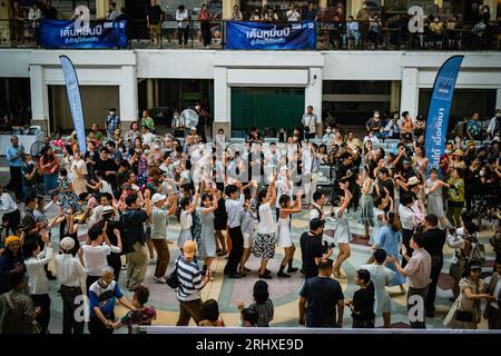 19 agosto 2023, Bangkok, Bangkok, Thailandia: Agosto, 19 2023 persone danzano durante una festa a tema vintage presso la stazione ferroviaria di Hua Lamphong a Bangkok. Centinaia di appassionati di danza tailandese e straniera vestiti in costumi di stile retrò e trasformarono la sala passeggeri della centenaria stazione ferroviaria di Bangkok in una pista da ballo di una festa di danza swing ispirata agli anni '1930 con musica swing jazz volta a promuovere le danze sociali. La festa di ballo swing è tenuta da Bangkok Swing, una comunità di ballerini locali e stranieri. (Immagine di credito: © Wissarut Weerasopon/ZUMA Press Wire) EDITOR Foto Stock