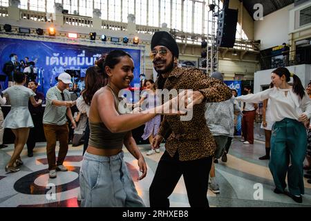 19 agosto 2023, Bangkok, Bangkok, Thailandia: Agosto, 19 2023 persone danzano durante una festa a tema vintage presso la stazione ferroviaria di Hua Lamphong a Bangkok. Centinaia di appassionati di danza tailandese e straniera vestiti in costumi di stile retrò e trasformarono la sala passeggeri della centenaria stazione ferroviaria di Bangkok in una pista da ballo di una festa di danza swing ispirata agli anni '1930 con musica swing jazz volta a promuovere le danze sociali. La festa di ballo swing è tenuta da Bangkok Swing, una comunità di ballerini locali e stranieri. (Immagine di credito: © Wissarut Weerasopon/ZUMA Press Wire) EDITOR Foto Stock