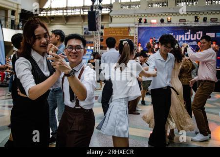 19 agosto 2023, Bangkok, Bangkok, Thailandia: Agosto, 19 2023 persone danzano durante una festa a tema vintage presso la stazione ferroviaria di Hua Lamphong a Bangkok. Centinaia di appassionati di danza tailandese e straniera vestiti in costumi di stile retrò e trasformarono la sala passeggeri della centenaria stazione ferroviaria di Bangkok in una pista da ballo di una festa di danza swing ispirata agli anni '1930 con musica swing jazz volta a promuovere le danze sociali. La festa di ballo swing è tenuta da Bangkok Swing, una comunità di ballerini locali e stranieri. (Immagine di credito: © Wissarut Weerasopon/ZUMA Press Wire) EDITOR Foto Stock