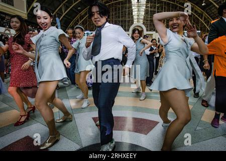19 agosto 2023, Bangkok, Bangkok, Thailandia: Agosto, 19 2023 persone danzano durante una festa a tema vintage presso la stazione ferroviaria di Hua Lamphong a Bangkok. Centinaia di appassionati di danza tailandese e straniera vestiti in costumi di stile retrò e trasformarono la sala passeggeri della centenaria stazione ferroviaria di Bangkok in una pista da ballo di una festa di danza swing ispirata agli anni '1930 con musica swing jazz volta a promuovere le danze sociali. La festa di ballo swing è tenuta da Bangkok Swing, una comunità di ballerini locali e stranieri. (Immagine di credito: © Wissarut Weerasopon/ZUMA Press Wire) EDITOR Foto Stock