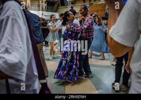 19 agosto 2023, Bangkok, Bangkok, Thailandia: Agosto, 19 2023 persone danzano durante una festa a tema vintage presso la stazione ferroviaria di Hua Lamphong a Bangkok. Centinaia di appassionati di danza tailandese e straniera vestiti in costumi di stile retrò e trasformarono la sala passeggeri della centenaria stazione ferroviaria di Bangkok in una pista da ballo di una festa di danza swing ispirata agli anni '1930 con musica swing jazz volta a promuovere le danze sociali. La festa di ballo swing è tenuta da Bangkok Swing, una comunità di ballerini locali e stranieri. (Immagine di credito: © Wissarut Weerasopon/ZUMA Press Wire) EDITOR Foto Stock