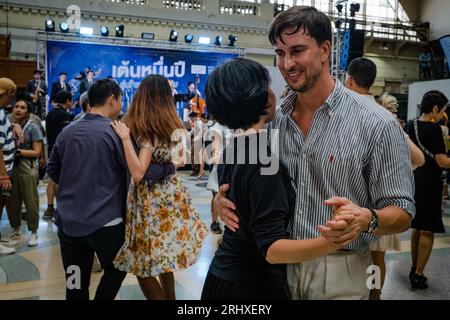19 agosto 2023, Bangkok, Bangkok, Thailandia: Agosto, 19 2023 persone danzano durante una festa a tema vintage presso la stazione ferroviaria di Hua Lamphong a Bangkok. Centinaia di appassionati di danza tailandese e straniera vestiti in costumi di stile retrò e trasformarono la sala passeggeri della centenaria stazione ferroviaria di Bangkok in una pista da ballo di una festa di danza swing ispirata agli anni '1930 con musica swing jazz volta a promuovere le danze sociali. La festa di ballo swing è tenuta da Bangkok Swing, una comunità di ballerini locali e stranieri. (Immagine di credito: © Wissarut Weerasopon/ZUMA Press Wire) EDITOR Foto Stock