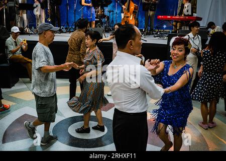 19 agosto 2023, Bangkok, Bangkok, Thailandia: Agosto, 19 2023 persone danzano durante una festa a tema vintage presso la stazione ferroviaria di Hua Lamphong a Bangkok. Centinaia di appassionati di danza tailandese e straniera vestiti in costumi di stile retrò e trasformarono la sala passeggeri della centenaria stazione ferroviaria di Bangkok in una pista da ballo di una festa di danza swing ispirata agli anni '1930 con musica swing jazz volta a promuovere le danze sociali. La festa di ballo swing è tenuta da Bangkok Swing, una comunità di ballerini locali e stranieri. (Immagine di credito: © Wissarut Weerasopon/ZUMA Press Wire) EDITOR Foto Stock