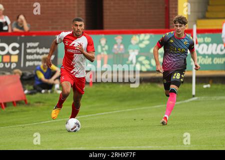 Aggborough Stadium, Kidderminster, UK, 19 agosto 2023, Kidderminster Harriers Christian Oxlade-Chamberlain corre con il pallone durante la partita della Vanarama National League tra Kidderminster Harriers FC e Bromley FC tenutasi presso l'Aggborough Stadium di Kidderminster Credit: Nick Phipps/Alamy Live News Foto Stock