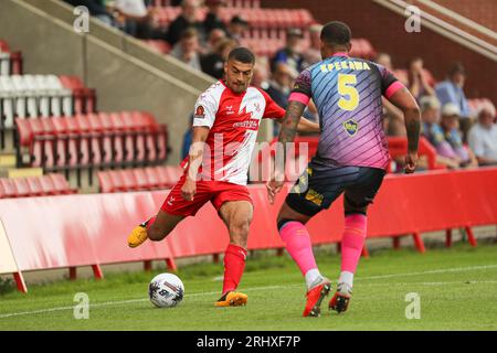 Aggborough Stadium, Kidderminster, UK, 19 agosto 2023, Kidderminster Harriers Christian Oxlade-Chamberlain incrocia il pallone durante la partita della Vanarama National League tra Kidderminster Harriers FC e Bromley FC tenutasi al Kidderminster's Aggborough Stadium Credit: Nick Phipps/Alamy Live News Foto Stock