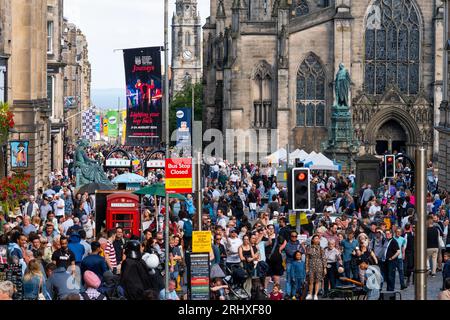 Edimburgo, Scozia, Regno Unito. 19 agosto 2023. Edinburgh Royal Mile è molto affollata durante il Fringe Festival. Il bel tempo durante il fine settimana ha portato migliaia di visitatori al Royal Mile di Edimburgo per vedere gli artisti di strada e sperimentare l'atmosfera del festival. Iain Masterton/Alamy Live News Foto Stock