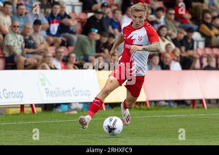 Aggborough Stadium, Kidderminster, UK, 19 agosto 2023, Kidderminster Harriers Kieran Phillips corre con il pallone durante la partita della Vanarama National League tra Kidderminster Harriers FC e Bromley FC tenutasi presso l'Aggborough Stadium di Kidderminster Credit: Nick Phipps/Alamy Live News Foto Stock