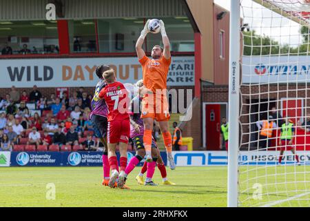 Aggborough Stadium, Kidderminster, UK, 19 agosto 2023, il portiere di Bromley Grant Smith salva la partita della Vanarama National League tra Kidderminster Harriers FC e Bromley FC tenutasi all'Aggborough Stadium di Kidderminster Credit: Nick Phipps/Alamy Live News Foto Stock