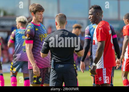 Aggborough Stadium, Kidderminster, UK, 19 agosto 2023, Kidderminster Harriers Amari Morgan-Smith chiamato all'arbitro durante la partita della Vanarama National League tra Kidderminster Harriers FC e Bromley FC tenutasi al Kidderminster's Aggborough Stadium Credit: Nick Phipps/Alamy Live News Foto Stock