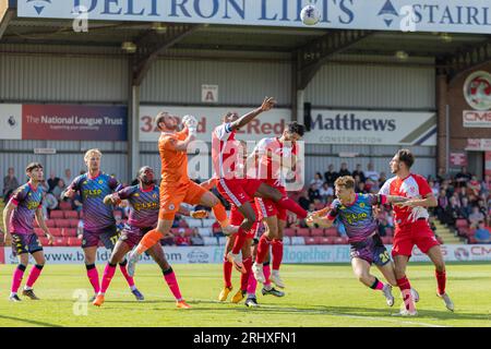 Aggborough Stadium, Kidderminster, UK, 19 agosto 2023, il portiere di Bromley Grant Smith libera il pallone durante la partita della Vanarama National League tra Kidderminster Harriers FC e Bromley FC tenutasi presso l'Aggborough Stadium di Kidderminster Credit: Nick Phipps/Alamy Live News Foto Stock