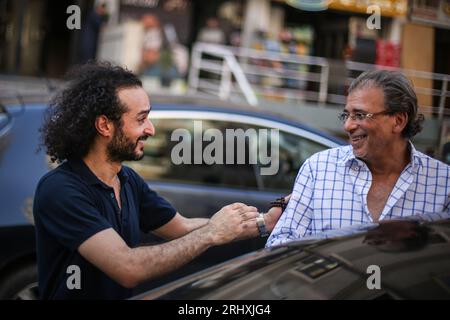 Cairo, Egitto. 19 agosto 2023. Il direttore egiziano Khaled Youssef (R) dà il benvenuto all'attivista a favore della democrazia Ahmed Douma, che è stato imprigionato dal dicembre 2013, in seguito al suo rilascio da parte di un perdono presidenziale. Il presidente egiziano Abdel-Fattah al-Sissi ha perdonato diversi prigionieri, tra cui il noto attivista a favore della democrazia Ahmed Douma, una figura chiave della rivolta popolare egiziana del 2011 che ha costretto il presidente di lunga data Hosny Mubarak a dimettersi, dopo aver trascorso quasi 10 anni dietro le sbarre. Credito: Mohamed El Raai/dpa/Alamy Live News Foto Stock