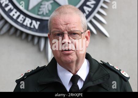 Foto del fascicolo datata 14/08/23 del poliziotto dell'Irlanda del Nord (PSNI) Simon Byrne, agente capo del servizio di polizia dell'Irlanda del Nord, che parla ai media fuori dal quartier generale della forza a Belfast, dopo un documento rivisto, che si presume provenga dalla principale fuga di dati PSNI, e' stato postato di notte su un muro di fronte all'ufficio di Sinn Fein sulla Falls Road, Belfast. Un uomo di 50 anni è stato accusato di possesso di documenti o registri che potrebbero essere utili ai terroristi e di possesso di articoli da utilizzare nel terrorismo, in relazione alla violazione dei dati da parte del servizio di polizia dell'Irlanda del Nord della scorsa settimana. Data di emissione: Sabato 19 agosto 2023. Foto Stock