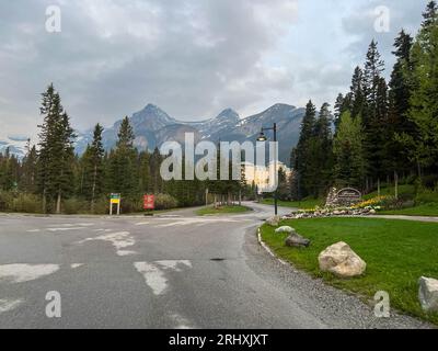 Banff, Alberta Canada - 23 maggio 2023: Il Fairmont Hotel all'ingresso del Lago Louise nel Parco Nazionale di Banff in Canada. Foto Stock