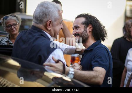 Cairo, Egitto. 19 agosto 2023. Il politico egiziano Hamdeen Sabahi (L), dà il benvenuto all'attivista a favore della democrazia Ahmed Douma, che è stato imprigionato dal dicembre 2013, in seguito al suo rilascio con la grazia presidenziale. Il presidente egiziano Abdel-Fattah al-Sissi ha perdonato diversi prigionieri, tra cui il noto attivista a favore della democrazia Ahmed Douma, una figura chiave della rivolta popolare egiziana del 2011 che ha costretto il presidente di lunga data Hosny Mubarak a dimettersi, dopo aver trascorso quasi 10 anni dietro le sbarre. Credito: Mohamed El Raai/dpa/Alamy Live News Foto Stock