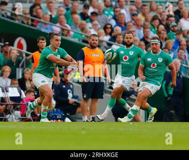 Aviva Stadium, Dublino, Irlanda. 19 agosto 2023. Summer Rugby International, Irlanda contro Inghilterra; James Lowe d'Irlanda passa il palla credito: Action Plus Sports/Alamy Live News Foto Stock