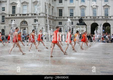 Londra, Regno Unito. 19 agosto 2023. "Contrappunto" a Somerset House. Un gruppo di 22 donne danzano un duetto con le iconiche fontane della Somerset House in "Counterpoint" create dalla Shobana Jeyasingh Dance. Spettacoli come parte del Westminster City Council's Inside Out Festival. Crediti: Waldemar Sikora/Alamy Live News Foto Stock