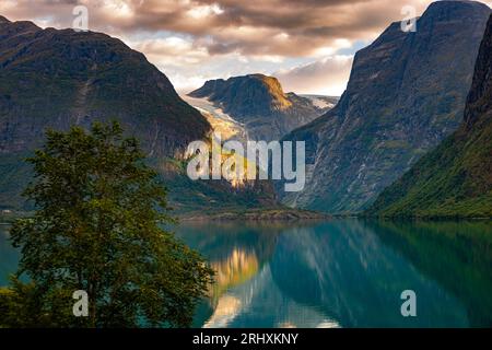 Il ghiacciaio Jostedalsbreen alimenta il lago Lovatnet Norvegia Foto Stock