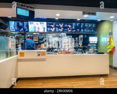 Whitesboro, New York - 27 luglio 2023: Vista panoramica ravvicinata della reception del McDonald's con i lavoratori che preparano gli ordini. Foto Stock