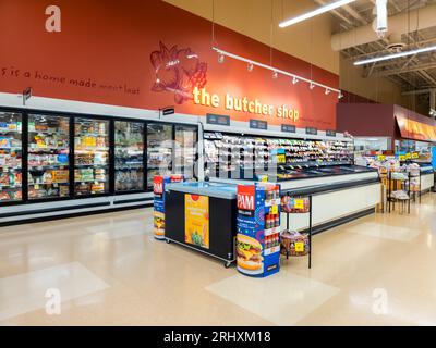 New Hartford, New York - 7 agosto 2023: Vista panoramica della sezione carne presso l'Hannaford Grocery Store. Foto Stock