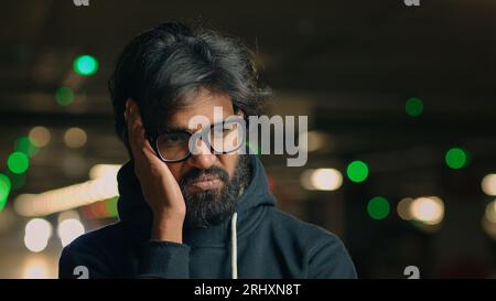 Primo piano scioccato arabo stressato infelice barbuto uomo in occhiali Guy Wave testa nessuna emozione negativa incredulità stress ansioso preoccupato al parcheggio Foto Stock