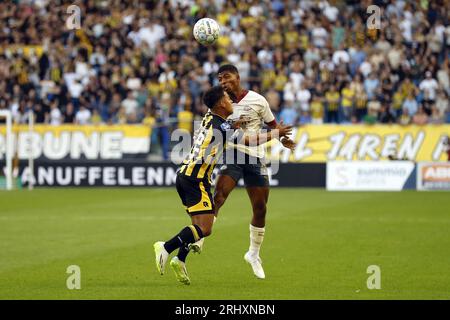 ARNHEM - (lr) Million Manhoef di Vitesse, Shurandy Sambo del PSV di Eindhoven durante la partita di campionato olandese tra Vitesse e PSV al Gelredome il 19 agosto 2023 ad Arnhem, Paesi Bassi. ANP BART STOUTJESDYK Foto Stock