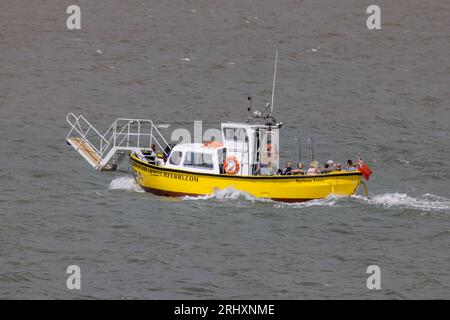 Traghetto da Felixstowe a Harwich - MMSI: 235097896 - traghetto passeggeri tra Suffolk ed Essex che parte dal punto di osservazione di Felixstowe da Landguard Point Foto Stock