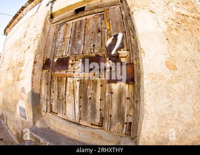 obiettivo da 8 mm che cattura il battito cardiaco di una città, edifici che si estendono nell'orizzonte curvo e dettagli accentuati Foto Stock