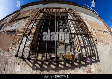 obiettivo da 8 mm che cattura il battito cardiaco di una città, edifici che si estendono nell'orizzonte curvo e dettagli accentuati Foto Stock