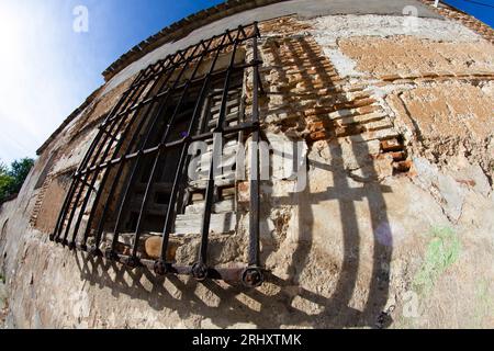 obiettivo da 8 mm che cattura il battito cardiaco di una città, edifici che si estendono nell'orizzonte curvo e dettagli accentuati Foto Stock