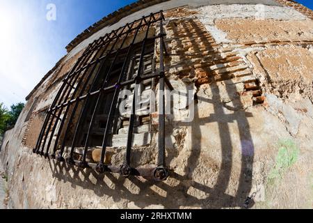 obiettivo da 8 mm che cattura il battito cardiaco di una città, edifici che si estendono nell'orizzonte curvo e dettagli accentuati Foto Stock