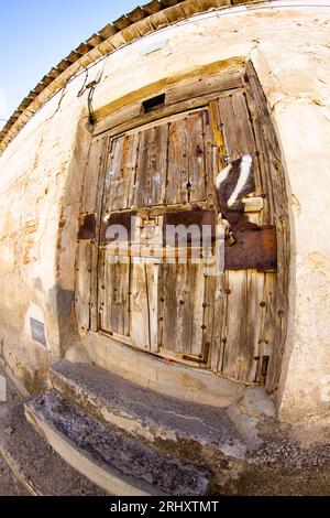 obiettivo da 8 mm che cattura il battito cardiaco di una città, edifici che si estendono nell'orizzonte curvo e dettagli accentuati Foto Stock