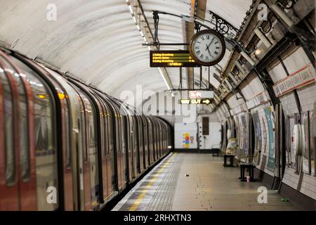 Holland Park, binario della Central Line in direzione ovest sulla metropolitana di Londra. Foto Stock