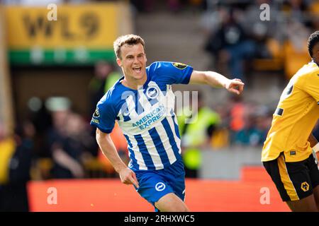 Solly March di Brighton celebra il terzo gol della squadra durante la partita di Premier League tra Wolverhampton Wanderers e Brighton e Hove Albion a Molineux, Wolverhampton, sabato 19 agosto 2023. (Foto: Gustavo Pantano | mi News) crediti: MI News & Sport /Alamy Live News Foto Stock